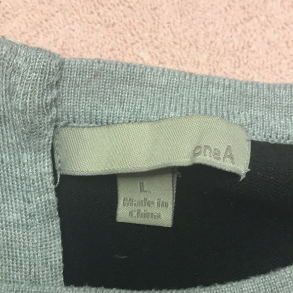 Onea Women’s Sweater Black Gray Color Block Size L Zips in back EUC - Picture 9 of 10
